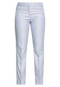 Pantalons ajustés bleu clair avec une texture lisse, design à jambe droite et poches latérales. Présente des plis subtils et des fentes aux chevilles.