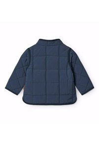 Mörkblå quiltad jacka med långa ärmar och krage. Har fyrkantiga mönster och en rundad nederkant. Inkluderar en liten accenttag på sidan.