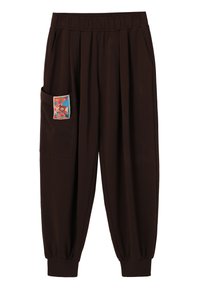 Brązowe spodnie z elastyczną talią i skróconą nogawką z zakładkami, ozdobione kieszenią w kontrastowym kolorze po lewej stronie. Miękki materiał, zwężane nogawki.