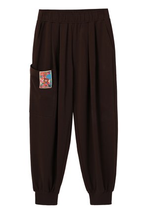 Brązowe spodnie z elastyczną talią i skróconą nogawką z zakładkami, ozdobione kieszenią w kontrastowym kolorze po lewej stronie. Miękki materiał, zwężane nogawki.