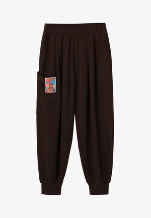 Pruunid elastse vöökohaga lühikesed püksid voldikute ja vasakul küljel dekoratiivse värvilahendusega taskuga. Pehme kangas, kitsenevad jalad.