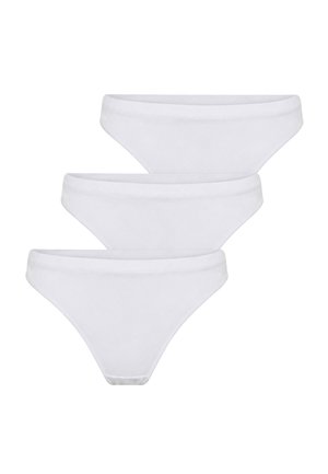 Drie eenvoudige witte katoenen bikini-onderbroeken diagonaal gestapeld op een witte achtergrond.