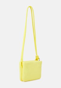 Calvin Klein ROPED CROSSBODY - Sac bandoulière - magnetic yellow