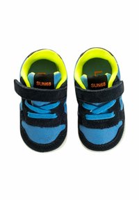 Sneaker blu e neri con un cinturino in velcro, tessuto in rete, dettagli in suede testurizzato, rivestimento giallo neon e suola in gomma bianca.