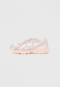 Pantofi sport roz deschis cu partea superioară din plasă, accente gri subtile și o talpă amortizată. Au șireturi și un logo mic pe lateral.