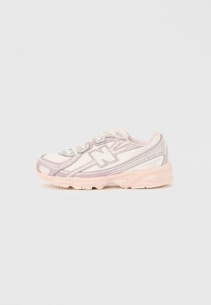 Hellrosa Sportschuhe mit einem Obermaterial aus Mesh, dezenten grauen Akzenten und einer gepolsterten Sohle. Verfügen über Schnürsenkel und ein kleines Logo an der Seite.