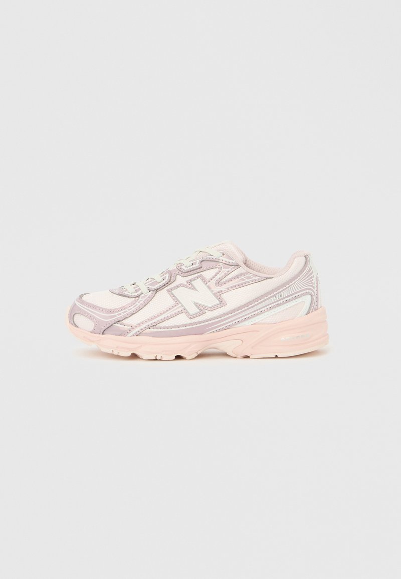 Světle růžové sportovní boty s síťovaným svrškem, jemnými šedými akcenty a polstrovanou podrážkou. Mají tkaničky a malou logo na boku.