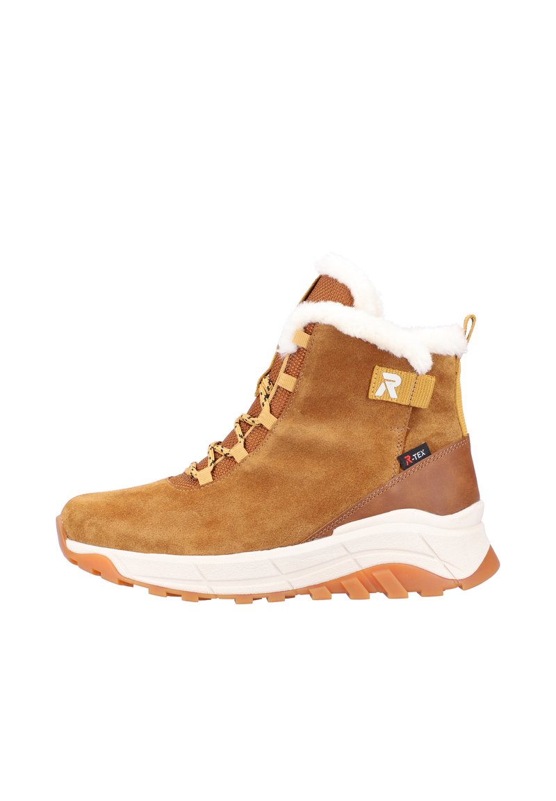 Braune Wildleder-Ankle Boots mit einem weißen Kunstpelzkragen, Gummisohle und verstärkter Spitze, ausgestattet mit gelben Schnürsenkeln und einem Logo-Akzent.