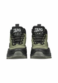 Sneakers verdi e neri realizzati in materiali sintetici, caratterizzati da lacci robusti, un colletto imbottito e una suola in gomma testurizzata. Logo "BUG" sulla linguetta.