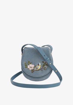 Niebieska zamszowa torba crossbody z klapką, ozdobiona haftowanymi kwiatami i ptakiem. Regulowany pasek oraz mosiężne akcenty.