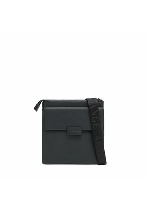 Borsa a tracolla nera in pelle con chiusura a zip, pattina anteriore e tracolla in tessuto regolabile con testo stampato. Texture liscia, forma rettangolare.