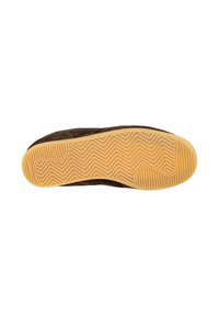 Sola di scarpa in suede di colore marrone scuro con una suola in gomma testurizzata. Presenta un motivo a zigzag per una migliore aderenza e un bordo liscio per maggiore durata.