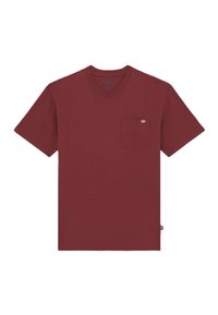 Burgundská tričko s krátkým rukávem, které má náprsní kapsu, kulatý výstřih a je vyrobeno z měkké bavlny s jednoduchým designem. Štítek je umístěn na dolní levé straně.
