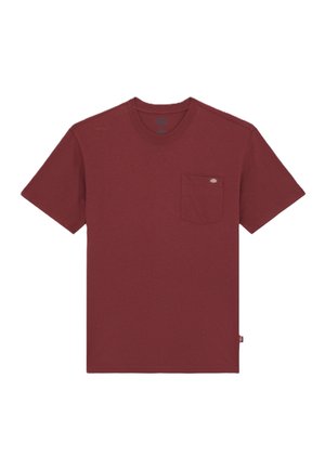 Bordeauxfarbenes Kurzarm-T-Shirt mit einer Brusttasche, Rundhalsausschnitt und weichem Baumwollmaterial in schlichtem Design. Etikett an der unteren linken Seite.