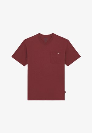Bordeaux kortebloem t-shirt met een borstzak, ronde hals en zachte katoenmateriaal met een effen ontwerp. Etiket aan de onderkant aan de linkerkant.