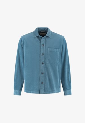 Sininen pitkähihainen mokkatyylinen paita, jossa napillinen etuosa, yksittäinen rintatasku ja klassinen kaulus valkoisella taustalla.