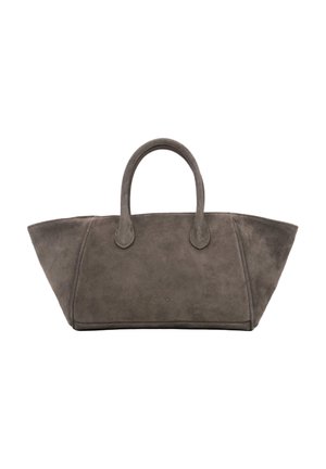 Grand sac fourre-tout en daim taupe avec deux poignées et une forme légèrement trapézoïdale s'élargissant sur les côtés.