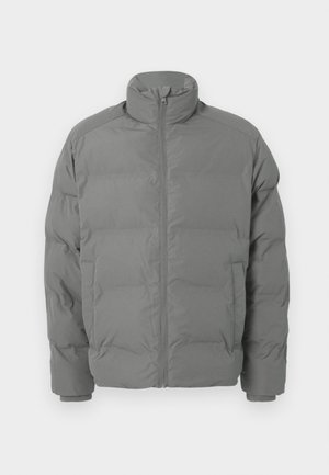 Graue Pufferjacke mit hohem Kragen, Reißverschluss vorne und kastiger Form. Verfügt über gepolsterte Abschnitte und enganliegende Bündchen für Wärme.