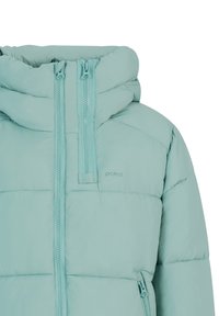 Chaqueta acolchada azul claro con cuello alto, dobles cremalleras verticales, cremallera en el bolsillo lateral y logo de "protesta" en el pecho.