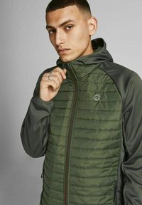 Jack & Jones JJEMULTI QUILTED JACKET - Lahka jakna - forest night