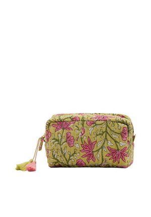 Pochette rectangulaire en tissu souple avec imprimé floral rose sur fond vert, avec deux pompons attachés à la tirette de la fermeture éclair.