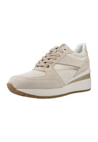 Sneaker atletica beige con una combinazione di materiali scamosciati e in rete, colletto imbottito e una suola bianca spessa con un accento dorato sottile.