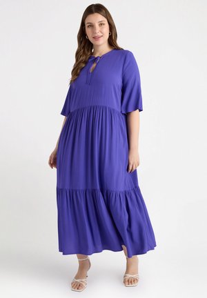 Robe maxi violette à manches courtes, décolleté rond, détail à nouer et jupe tiered froncée. Tissu lisse avec un design fluide.
