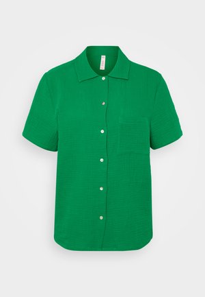 Camisa verde de manga curta feita de tecido texturizado, com gola, bolso frontal e fecho por botão. Design estruturado com um ajuste descontraído.