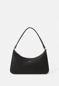 Borsa a spalla in pelle nera con silhouette curva, chiusura con cerniera e manico sottile. Presenta un design minimalista con un dettaglio logo.