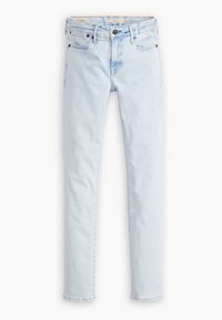 Jean slim bleu clair avec poches avant et arrière, passants pour ceinture et fermeture par bouton et zip.