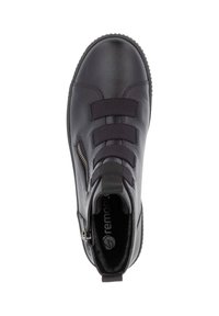 Bottine en cuir noir avec trois sangles élastiques, fermeture éclair sur le côté, bout rond et surface texturée. L'intérieur présente une semelle intérieure avec logo.