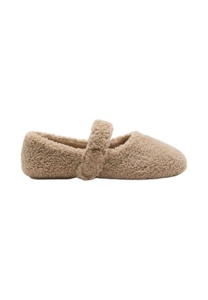 Blød beige hyggelig hjemmesko med rundet tå og en enkelt hyggelig rem over toppen, designet til indendørs brug.