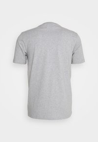 T-shirt gris à manches courtes en jersey de coton doux, avec un col rond. Texture lisse sans motifs ni détails supplémentaires.