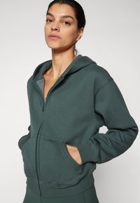 Fabletics COZY FULL ZIP HOODIE - Felpa con zip - everpine