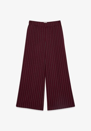 Bordowe spodnie o szerokich nogawkach z pionowymi białymi paskami, elastyczny pas i gładka faktura materiału.