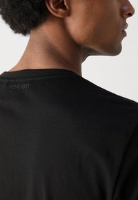 Antony Morato WITH FLOCK AND INJECTION LOGO - Camiseta estampada - black