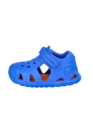 Sandalia infantil azul individual con orificios de ventilación recortados, puntera cerrada, correa de velcro ajustable y plantilla naranja, vista de perfil.