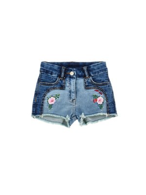 Shorts in denim con orlo sfrangiato, di colore blu, con ricami floreali in rosa e verde sulle tasche anteriori. Design tradizionale a cinque tasche.