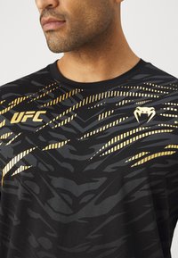Venum UFC AUTHENTIC FIGHT NIGHT 4.0 REPLICA MENS - Camiseta estampada - black/gold