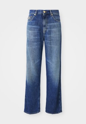 Hochtaillierte, gerade geschnittene blaue Denim-Jeans mit leichtem Ausbleichen und goldener Knopfverschluss, auf einem weißen Hintergrund präsentiert.