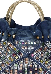 Denim håndtaske med et mønster af farvede pailletter og rhinsten, prydet med et flettet guldhåndtag og bølget kantdetalje.
