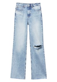 Jean large bleu clair avec un trou déchiré au genou droit, poches avant, et une fermeture à bouton et à glissière.