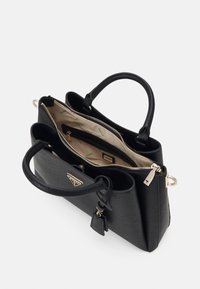 Černá kožená kabelka se zlatým kováním, dvojitými uchy a texturovaným povrchem. Interiér má béžovou podšívku a několik přihrádek.