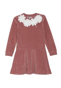 Růžové šaty z veluru s dlouhým rukávem, které mají květinovou krajkovou aplikaci na límci a rozšířenou sukni. Obsahují žebrované manžety a šité lemy.