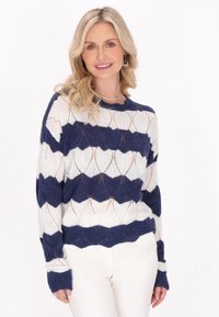 Pulover tricotat cu un model în zigzag albastru închis și alb, ușor, cu țesătură deschisă, guler rotund, mâneci lungi și manșete cu nervuri.
