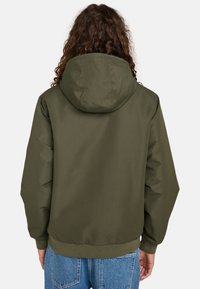 Khaki groene hoodiejas met een gladde, matte textuur, elastische manchetten en tailleband. Heeft een eenvoudige, onversierde uitstraling.