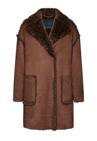 Manteau extérieur marron avec un col et des bordures en fausse fourrure douce et texturée. Il dispose de deux poches avant et d'une coupe loose et oversize.