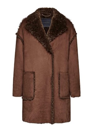 Manteau extérieur marron avec un col et des bordures en fausse fourrure douce et texturée. Il dispose de deux poches avant et d'une coupe loose et oversize.