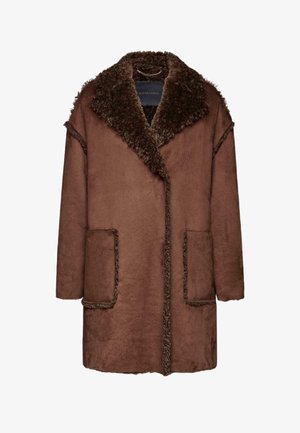 Bruine buitenjas met een zachte, gestructureerde faux fur kraag en afwerking. Het heeft twee voorketsers en een losse, oversized pasvorm.