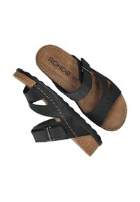 Zwarte leren sandalen met kurken voetbed, brede banden, verstelbare gesp en een textuurrubberzool. Heeft perforaties voor ademend vermogen.